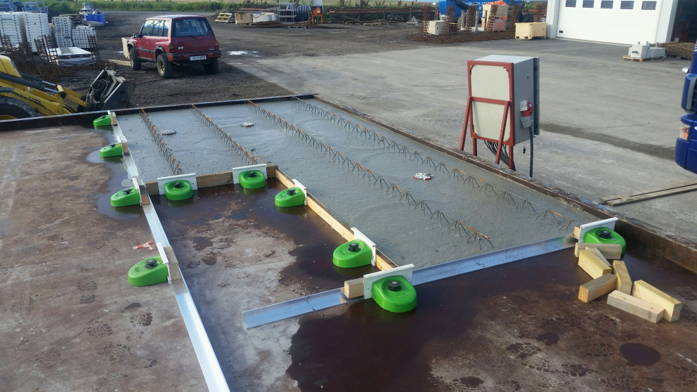 Fyrsta Filigran platan steypt á víbraborði Trésmiðjunnar Rein