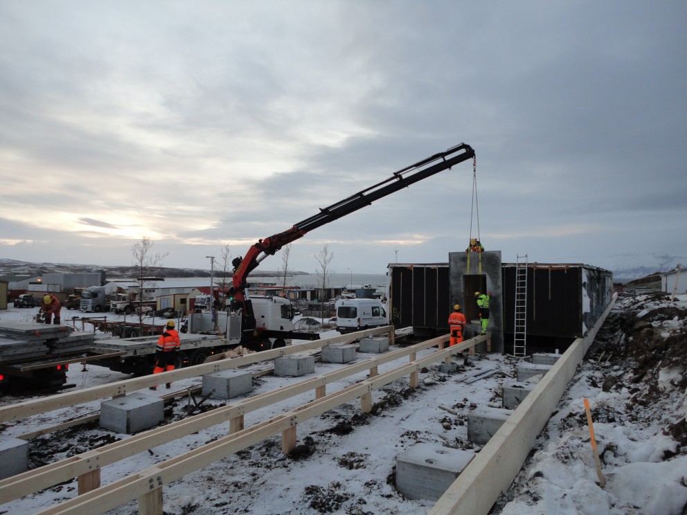 Fyrsti hluti eldavarnarveggjar hýfður á sinn stað