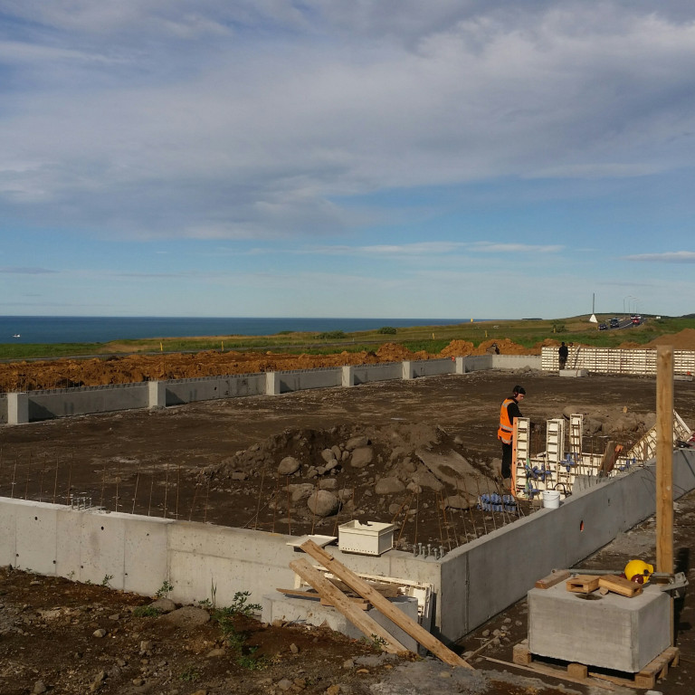 Gert klárt fyrir síðustu sökkulsteypu að Víðimóum 8