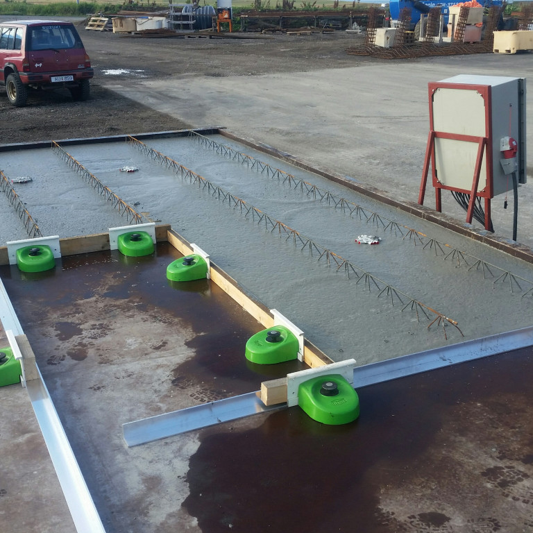 Fyrsta Filigran platan steypt á víbraborði Trésmiðjunnar Rein