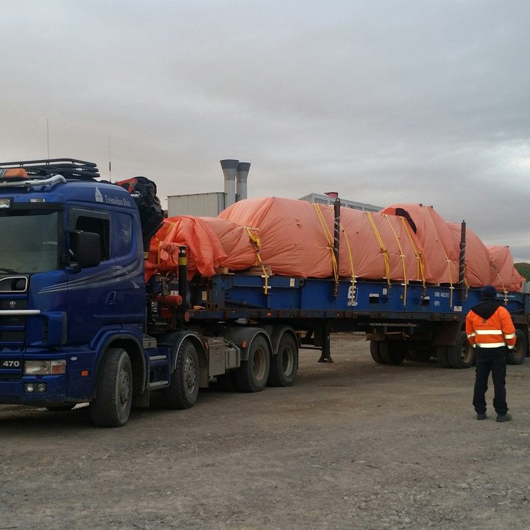 Fyrsti hluti stálgrindar mættur á svæðið, við bílinn standa framkvæmdarstjóri fyrirtækisins, Sigmar …