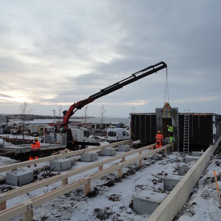 Fyrsti hluti eldavarnarveggjar hýfður á sinn stað